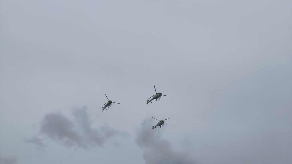 Formasi V yang ditampilkan tiga helikopter tim Dynamic Pegasus.