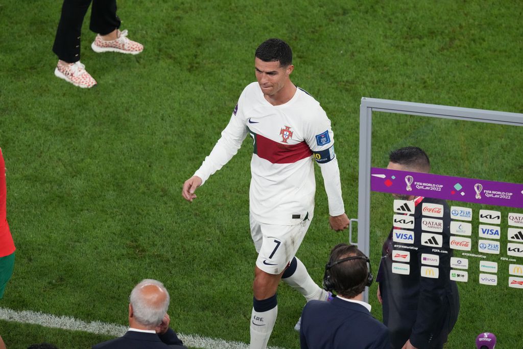 Pemain Portugal Cristiano Ronaldo menahan kesedihan saat meninggalkan lapangan seusai dikalahkan Maroko 1-0 di babak perempat final Piala Dunia 2022 di Stadion Al Thumama, Qatar, Sabtu (10/12/2022).