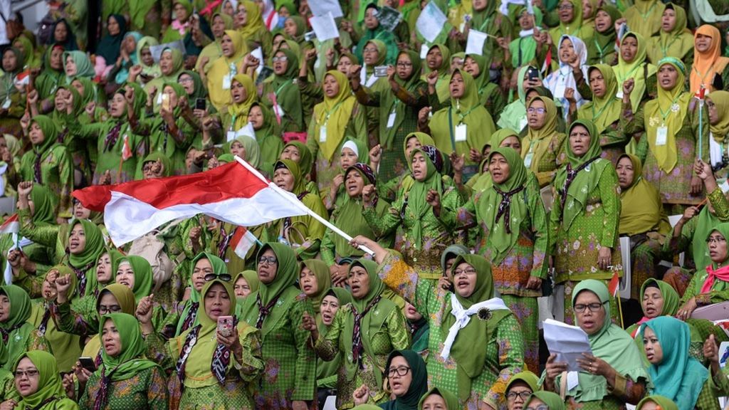 Para Muslimah menghadiri puncak peringatan Hari Lahir Ke-73 Muslimat Nahdlatul Ulama di Stadion Gelora Bung Karno, Jakarta, Minggu (27/1/2019).
