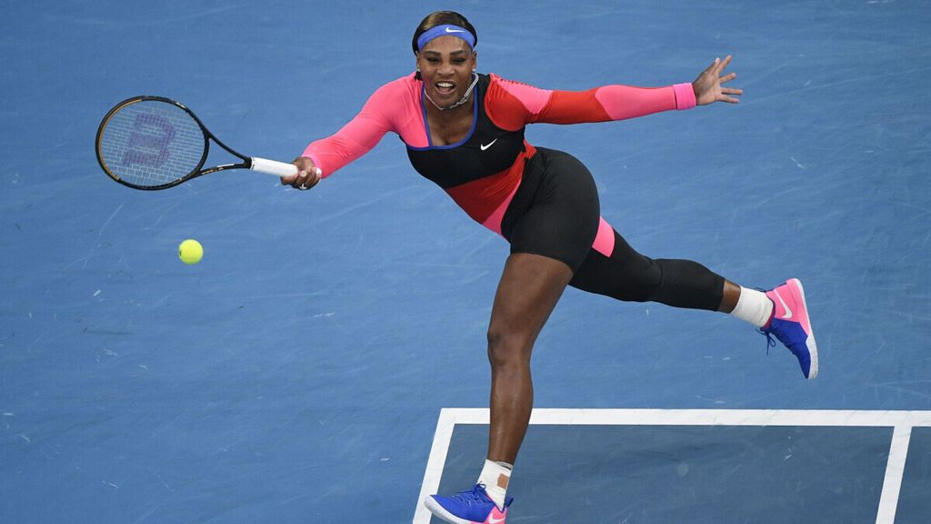 Petenis Amerika Serikat Serena Williams melancarkan pukulan forehand saat bertanding melawan petenis Romania, Simona Halep, dalam perempat final Australia Terbuka di Melbourne, Australia, Selasa (16/2/2021). Serena menang 6-3 6-3.