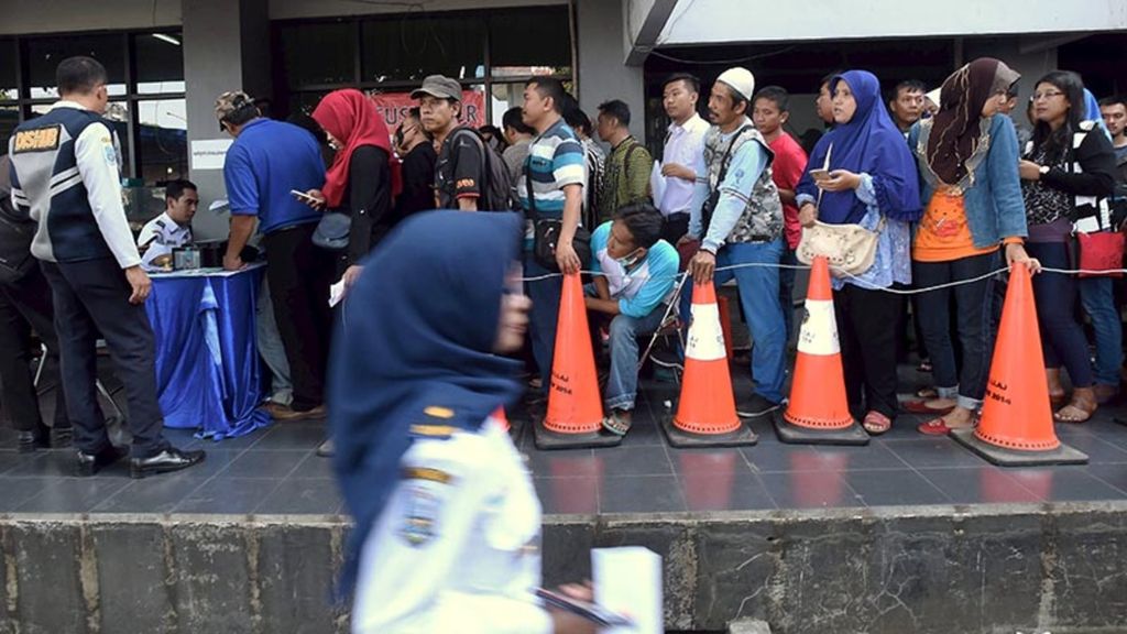 Warga mengantre pada hari pertama pendaftaran mudik gratis yang diselenggrakan oleh Pemerintah Provinsi Jawa Timur di Kantor Dinas Perhubungan Jatim di Surabaya, Senin (5/6/2017). 