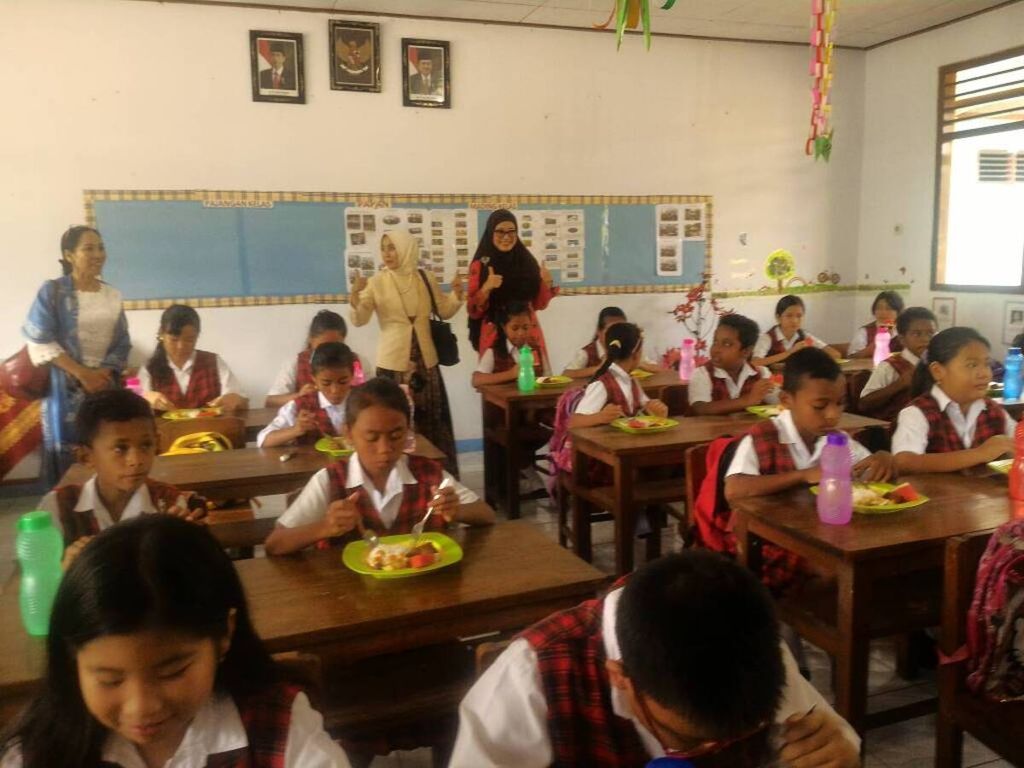 Para siswa SD di Langgur, Kabupaten Maluku Tenggara, Maluku, melakukan kegiatan makan bersama, Mei 2017.