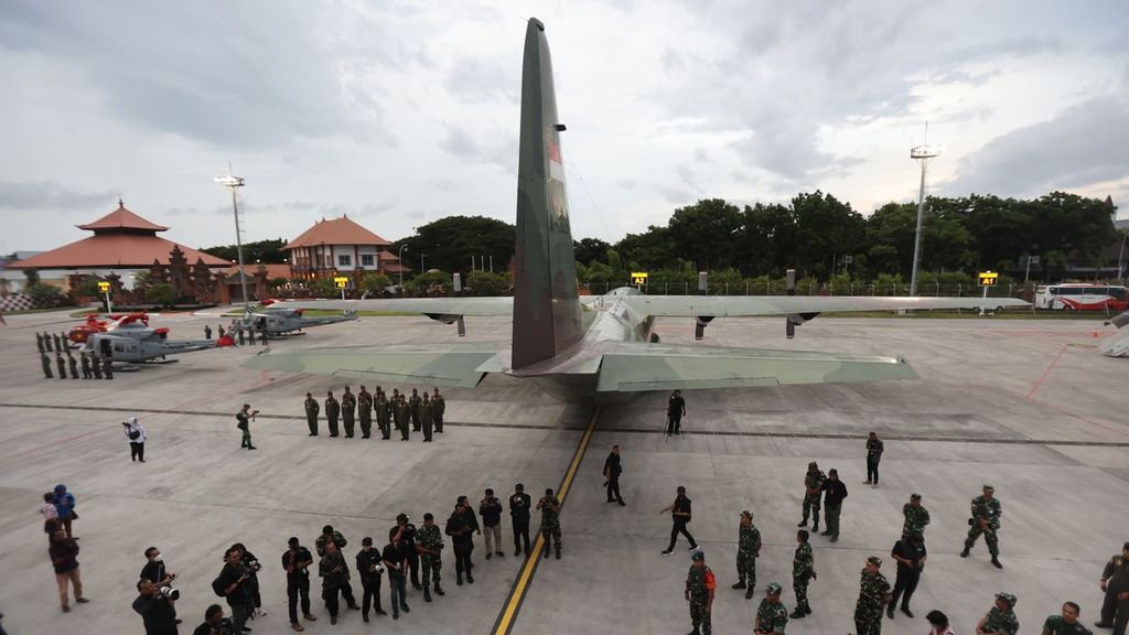 Several military aircrafts, as part of Indonesia's primary  air defense weaponry system, are on alert at I Gusti Ngurah Rai air force operational base in Bali, Monday (11/7/2022). The Indonesian military (TNI) is deploying, among other aircrafts, two F-16 fighters, two Sukhoi 27 fighters, and 13 helicopters to secure the G20 Summit.