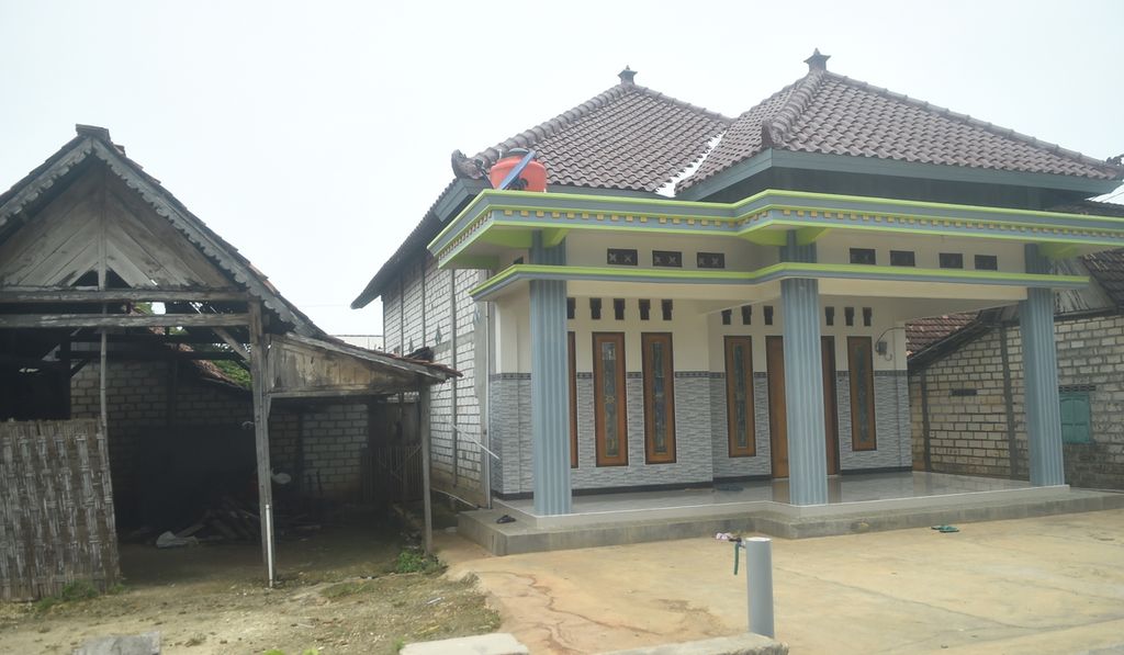 Rumah warga Desa Sumurgeneng, Kecamatan Jenu, Kabupaten Tuban, Jawa Timur, yang telah direnovasi setelah mendapat uang pembebasan lahan dari PT Pertamina (Persero), Kamis (27/1/2022). 