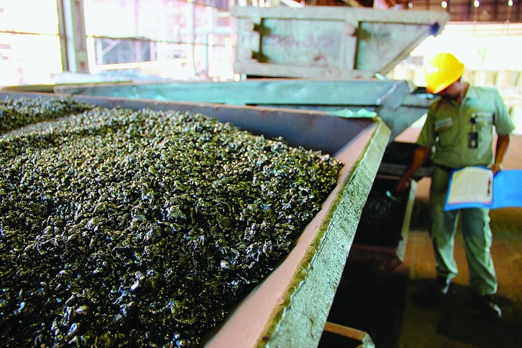 Pekerja memeriksa produk feronikel hasil pengolahan bijih nikel di pabrik PT Aneka Tambang (Antam) di Pomalaa, Kabupaten Kolaka, Sulawesi Tenggara, Mei 2011. 