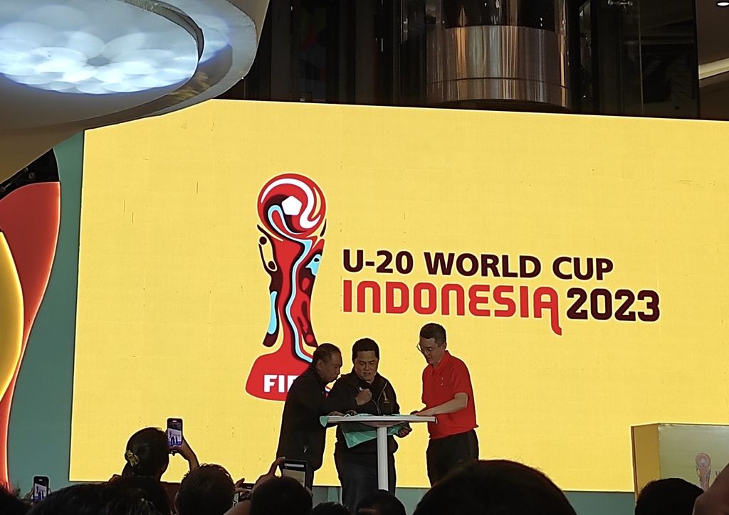 Ketua Umum PSSI Erick Thohir (tengah), yang didampingi Menteri Pemuda dan Olahraga Zainudin Amali (kiri) serta CEO Juaraga Mochtar Sarman (kanan), menandatangani kaos sebagai bagian dari seremoni peluncuran <i>merchandise </i>resmi Piala Dunia U-20 2023, Rabu (8/3/2023), di Jakarta.