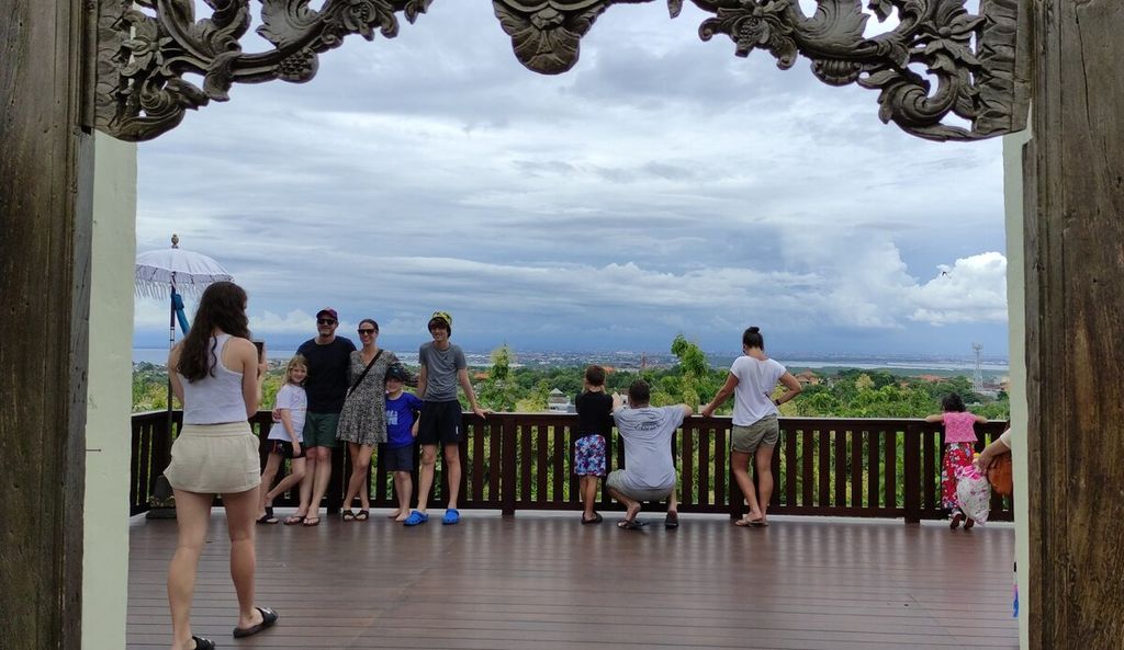 Pengunjung menikmati suasana di area restoran Jendela Bali yang berlokasi di kawasan Garuda Wisnu Kencana Cultural Park, Ungasan, Kuta Selatan, Badung, Sabtu (17/12/2022).