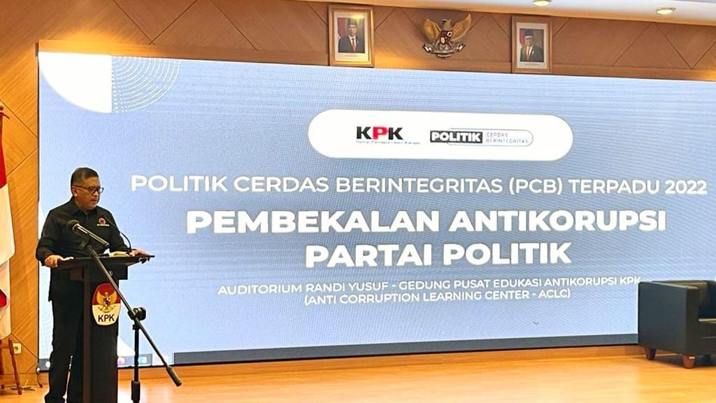 Sekretaris Jenderal PDI-P memberikan sambutan dalam acara Pembekalan Antikorupsi Partai Politik yang diselenggarakan oleh Komisi Pemberantasan Korupsi, di Gedung Edukasi Antikorupsi KPK, Jakarta, Senin (27/6/2022).