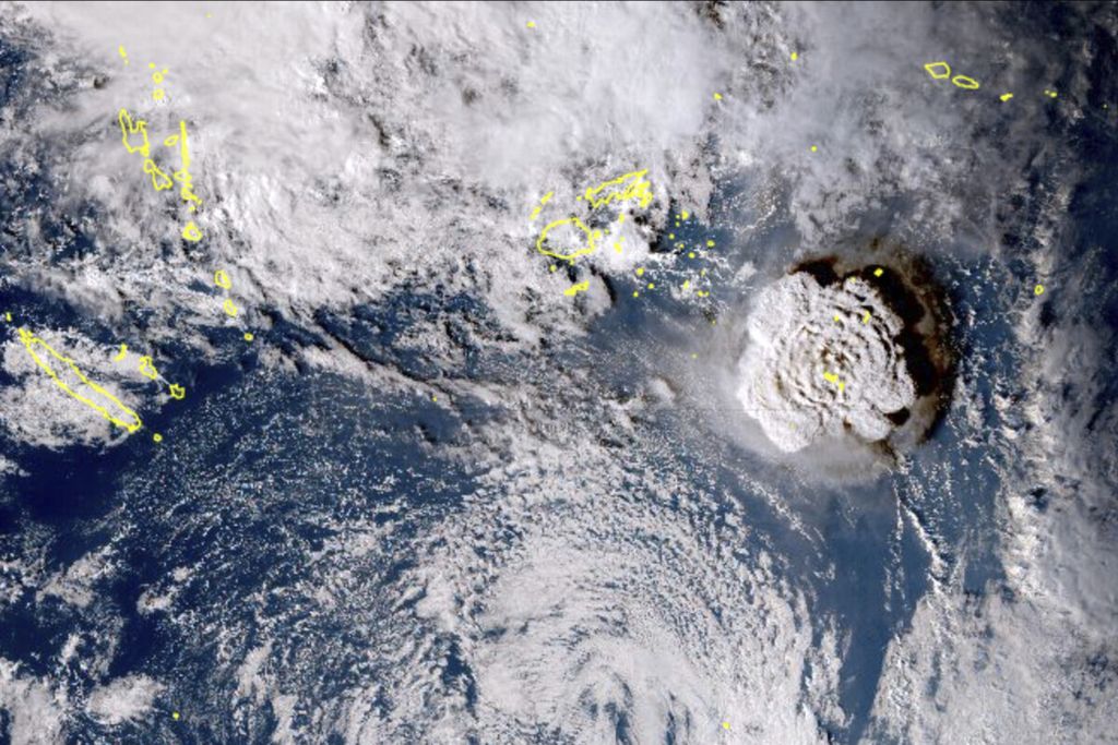Citra satelit yang diambil satelit cuaca Jepang, Himawari-8, dan dirilis oleh Badan Meteorologi Jepang, menunjukkan, erupsi gunung bawah laut di negara Pasifik Tonga, Sabtu (15/1/2022). 