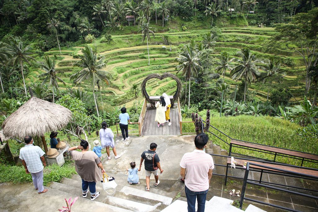 Wisatawan domestik berkunjung ke area persawahan Tegalalang, Kabupaten Gianyar, yang menjadi salah satu destinasi wisata, Bali, Minggu (21/11/2021). Wisatawan domestik dan warga Bali masih menjadi penyangga utama pariwisata Bali di masa pandemi ini.