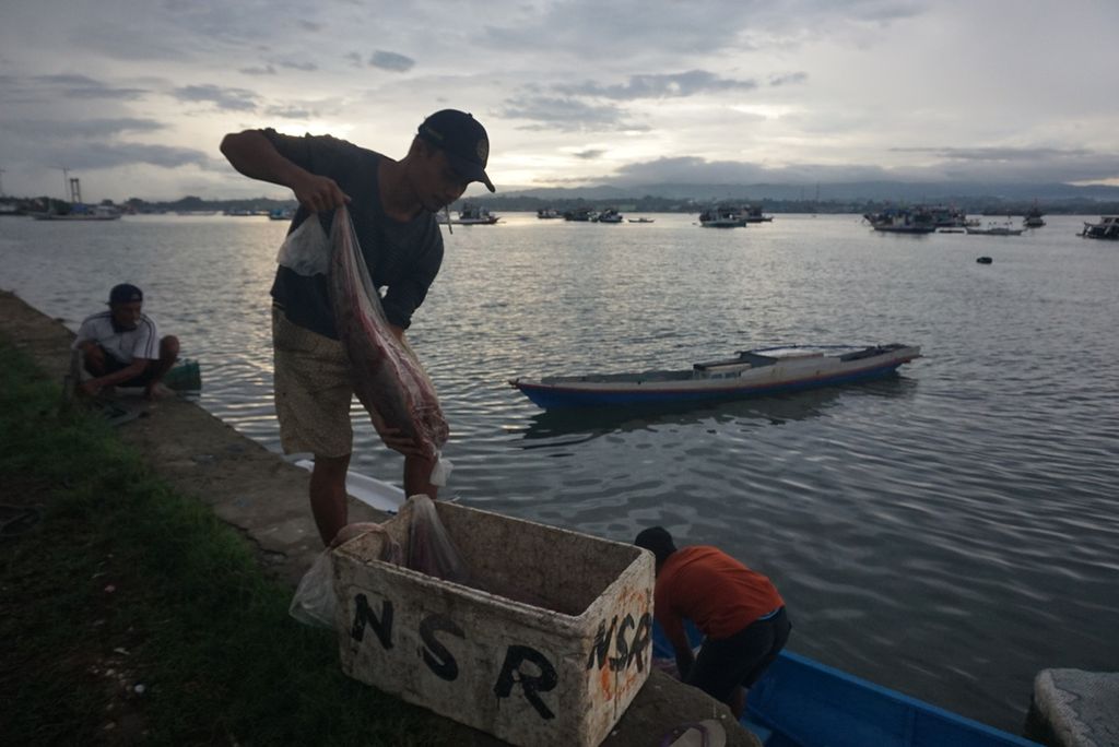 Kapal nelayan berlabuh di perairan Teluk Kendari, Sulawesi Tenggara, Minggu (5/1/2020). Potensi cuaca buruk di perairan Sultra meningkat seiring masuknya musim hujan.