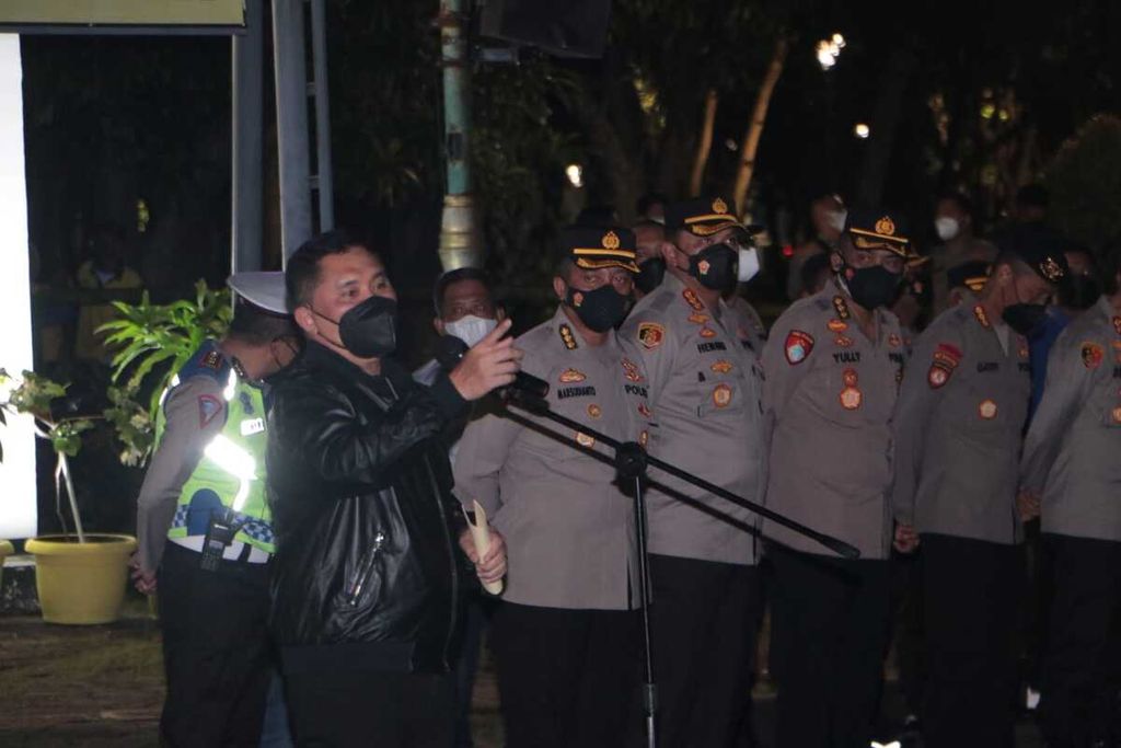 Kepala Kepolisian Daerah Metro Jaya Inspektur Jenderal Fadil Imran dalam apel evaluasi Tim Patroli Perintis Presisi di lapangan Monumen Nasional, Jakarta Pusat, Sabtu (26/2/2022) malam.