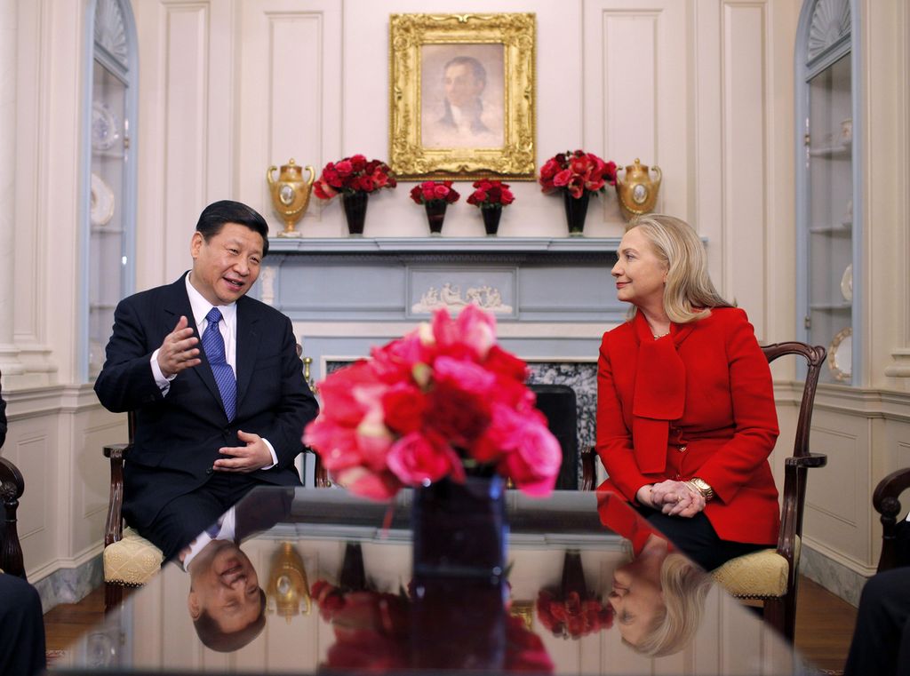 Menteri Luar Negeri AS Hillary Rodham Clinton menjamu Wakil Presiden China Xi Jinping di kantor Departemen Luar Negeri AS di Washington DC, AS, 14 Februari 2012. 