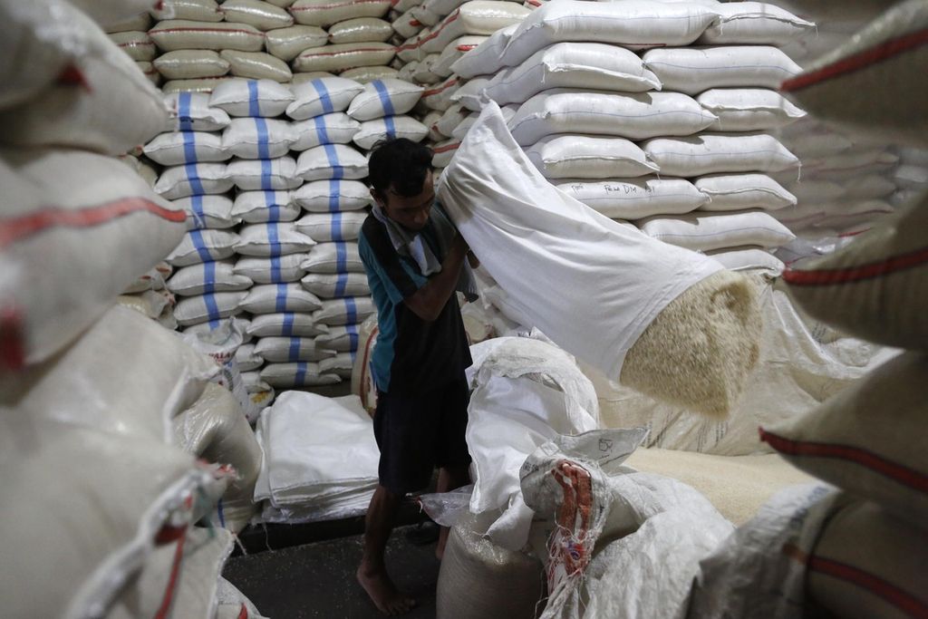 Buruh bersiap mengaduk beras di Pasar Induk Beras Cipinang, Jakarta Timur, Rabu (18/1/2023). Pedagang di pasar tersebut mengeluhkan harga beras yang masih tinggi meskipun beras impor telah tiba di Tanjung Priok sejak akhir tahun lalu.