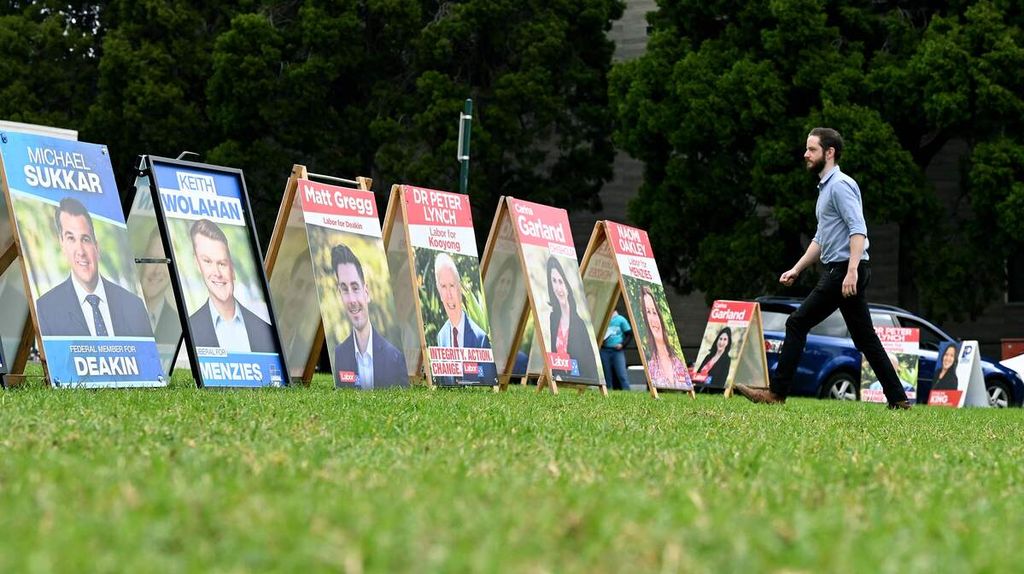 Seorang warga mendatangi pusat pra-pemungutan suara di daerah pemilihan Chisholm di Melbourne pada 19 Mei 2022. Pemungutan suara untuk pemilihan umum parlemen Australia digelar 21 Mei. 