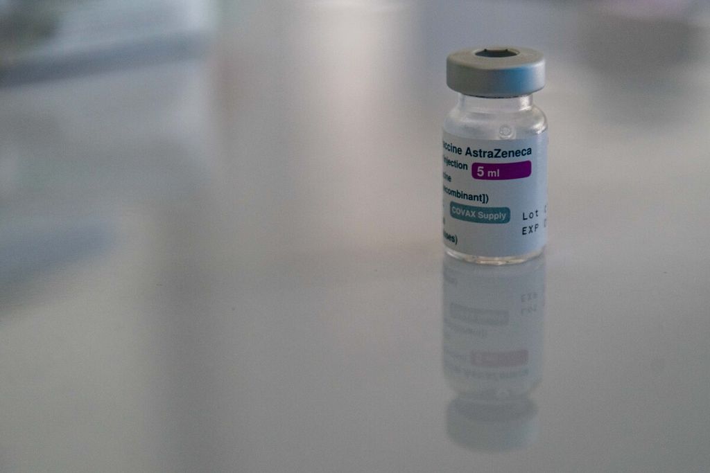 Vial vaksin anti-Covid-19 merek AstraZeneca yang telah digunakan untuk vaksinasi warga diperlihatkan di Rumah Sakit Budi Kemuliaan, Batam, Kepulauan Riau, Senin (29/3/2021). 