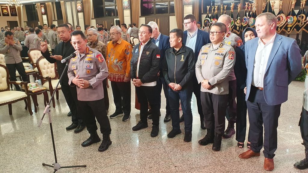 Kepala Kepolisian RI Jenderal (Pol) Listyo Sigit Prabowo (kiri depan) menutup kursus ”Manajemen Pengamanan Stadion” di Mabes Polri, Jakarta, Rabu (1/2/2023). 