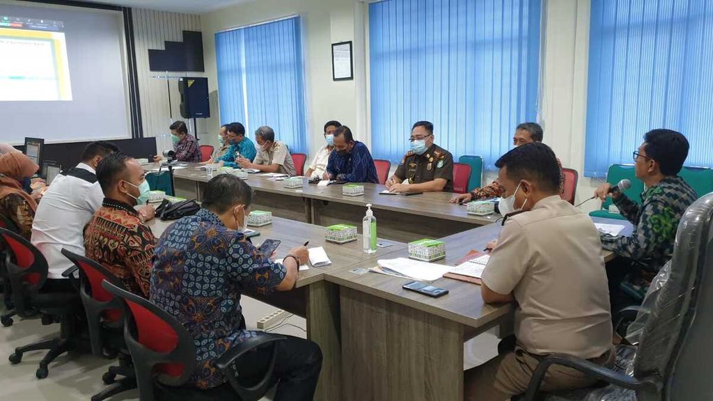 Pertemuan lintas sektoral membahas penyakit mulut dan kuku pada ternak yang dilaksanakan di Dinas Perkebunan dan Peternakan Provinsi Kalimantan Barat, Kamis (12/5/2022).