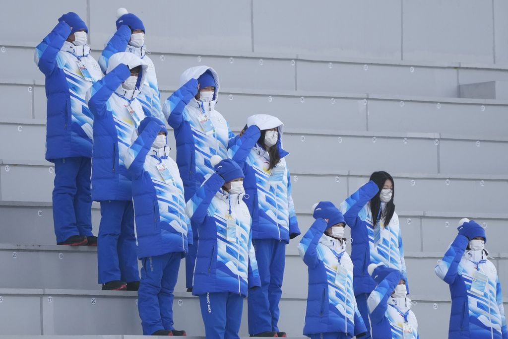 Para pekerja Olimpiade berfoto bersama di National Biathlon Center, arena Olimpiade Musim Dingin 2022 di Zhangjiakou, China, 4 Februari 2022. 