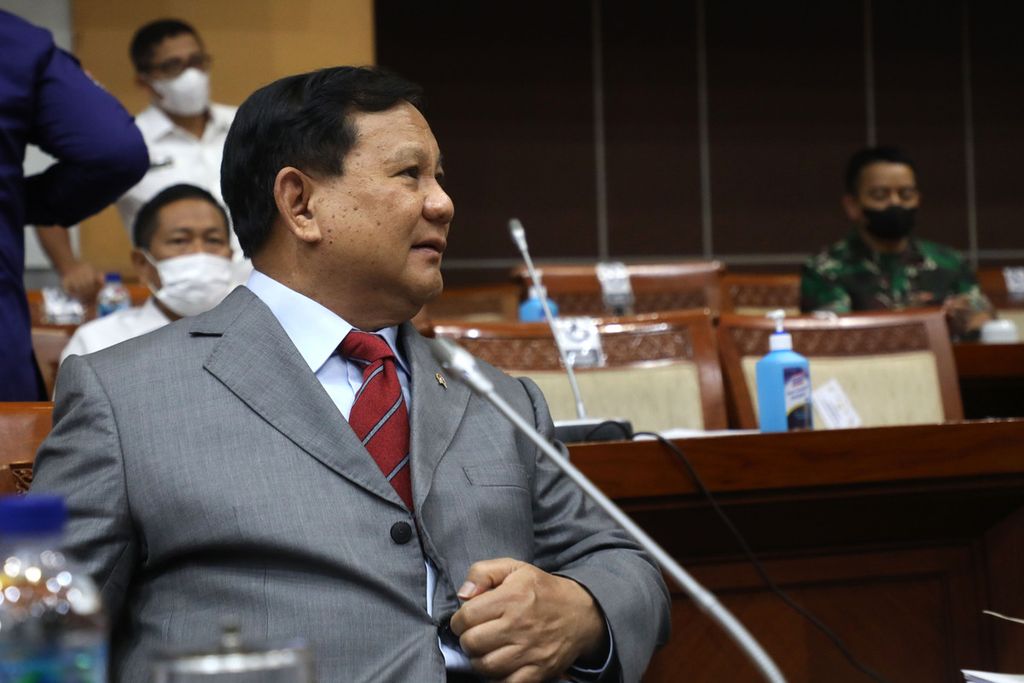 Menteri Pertahanan Prabowo Subianto bersiap megikuti rapat kerja dengan Komisi I DPR di Kompleks Gedung Parlemen, Senayan, Jakarta, (27/1/2022). Rapat kerja ini antara lain membahas hal-hal aktual terkait pertahanan negara. 