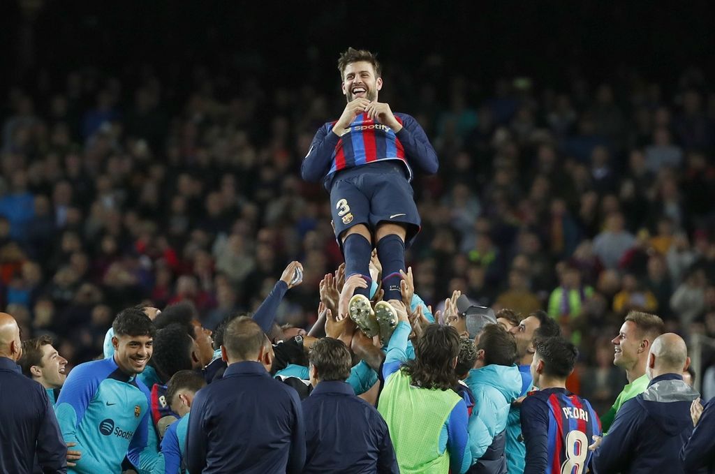 Pemain Barcelona Gerard Pique dilemparkan ke udara oleh rekan-rekannya seusai laga Liga Spanyol melawan Almeria di Stadion Camp Nou, Barcelona. Pique mengumumkan keputusannya pensiun seusai laga tersebut. 