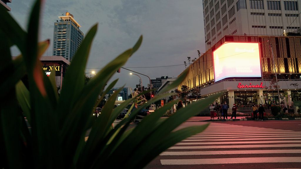  Videotron menyala di Gedung Sarinah, Jalan Thamrin, Jakarta Pusat, Selasa (22/3/2022). Perbelanjaan modern pertama di Indonesia itu kini tampil dengan wajah baru dan bertransformasi menjadi panggung bagi karya anak bangsa. 