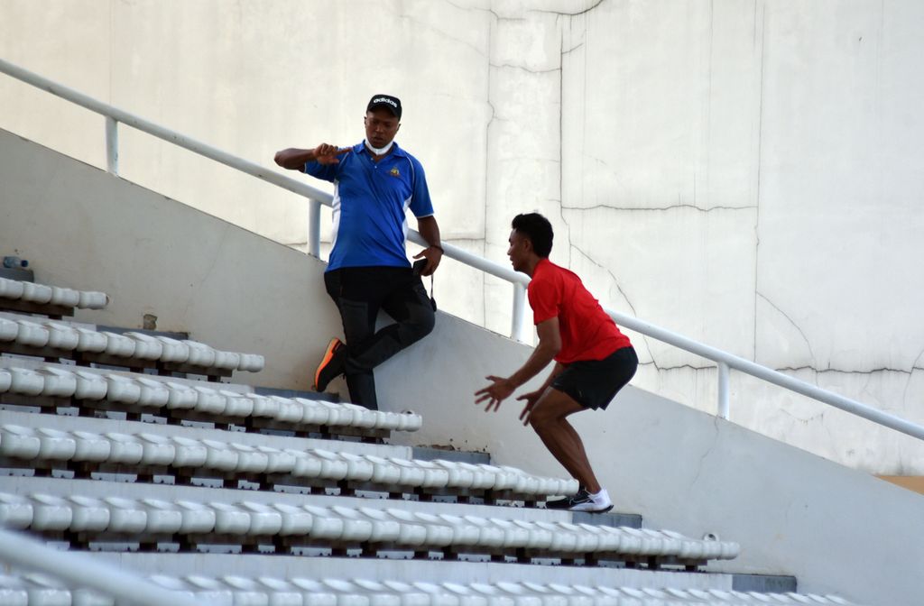 Pelari andalan Indonesia, Lalu Muhammad Zohri, menjalani latihan untuk mengembalikan kebugaran setelah mengalami cedera hamstring kanan di Stadion Madya Senayan, Jakarta, Senin (25/4/2022).