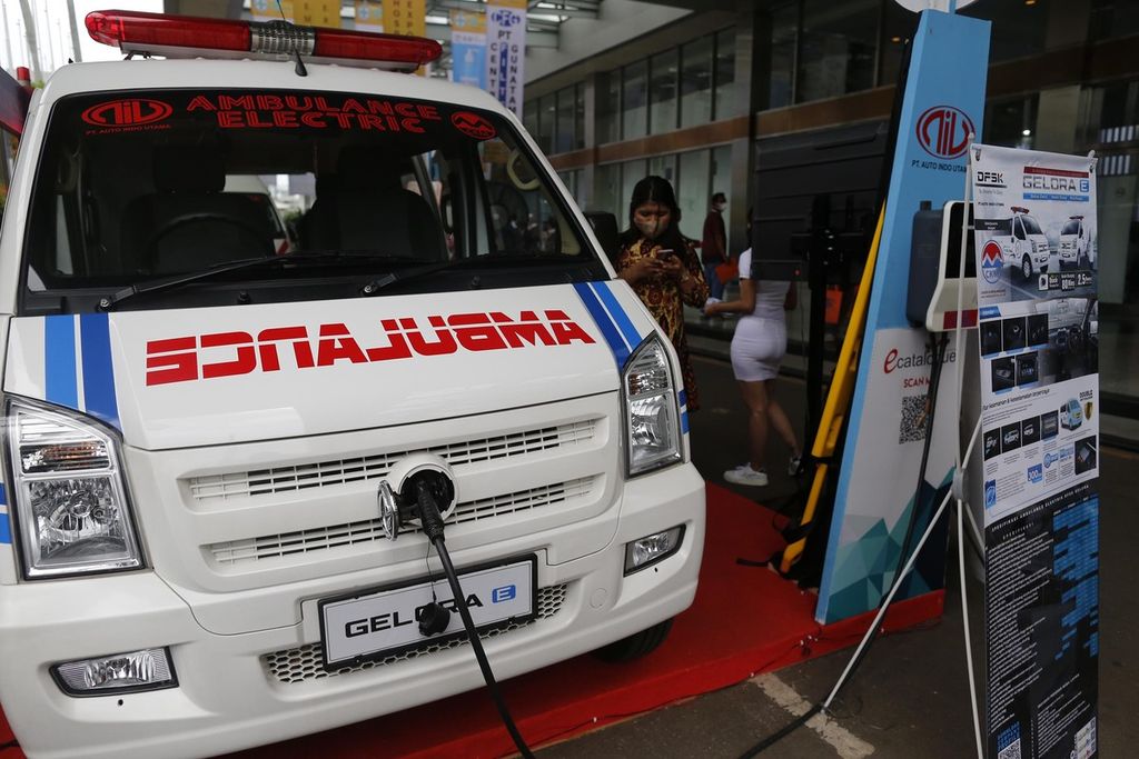Ambulans berdaya listrik turut ditampilkan pada pameran Alat Kesehatan ke-34 di Jakarta Convention Center, Senayan, Jakarta, Jumat (21/10/2022).  