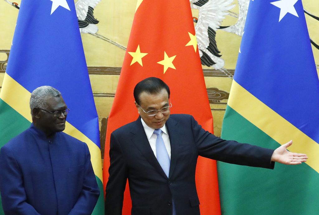 Perdana Menteri Kepulauan Solomon Manasseh Sogavare dan PM China Li Keqiang menghadiri sebuah acara penandatanganan di Balai Agung Rakyat, Beijing, 9 Oktober 2019. 