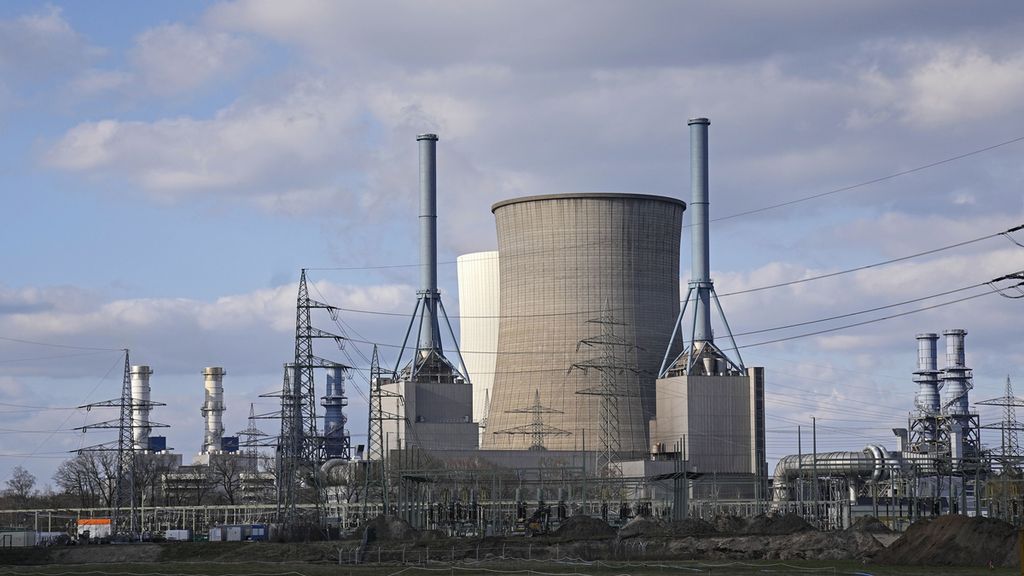 Foto yang diambil pada 18 Maret 2022 memperlihatkan pembangkit listrik tenaga gas RWE AG di Lingen, Jerman. 