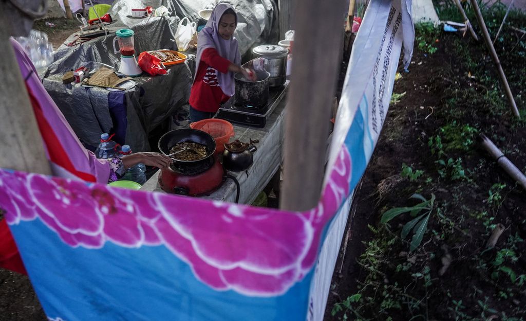Dapur umum pengungsi musibah longsor di Cijedil, Kabupaten Cianjur, Jawa Barat, Kamis (24/11/2022). Longsor dampak gempa yang melanda wilayah Cianjur mengakibatkan 32 warga setempat tertimbun longsor. Hingga hari keempat pascakejadian, seluruh korban masih belum ditemukan. 