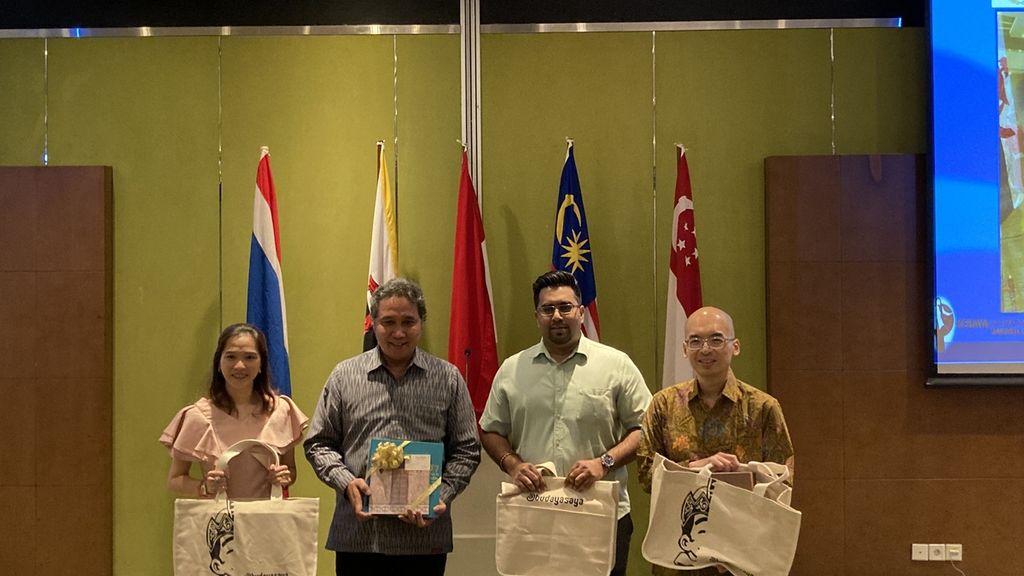Director General of Culture of the Ministry of Education, Culture, Research and Technology Hilmar Farid (second from left) with representatives of Malaysia, Thailand and Singapore in Jakarta, Tuesday (7/2/2023). On this occasion, it was conveyed that Indonesia agreed to propose kebaya as an intangible cultural heritage to UNESCO.