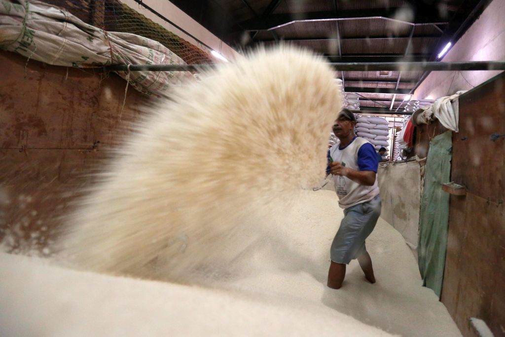Buruh mengaduk beras yang baru tiba di Pasar Induk Beras Cipinang, Jakarta, Senin (10/2/2020). Badan Pusat Statistik mencatat produksi beras sepanjang tahun 2019 sebesar 31,31 juta ton, turun 7,75 persen dari produksi tahun sebelumnya yang mencapai 33,94 juta ton.
