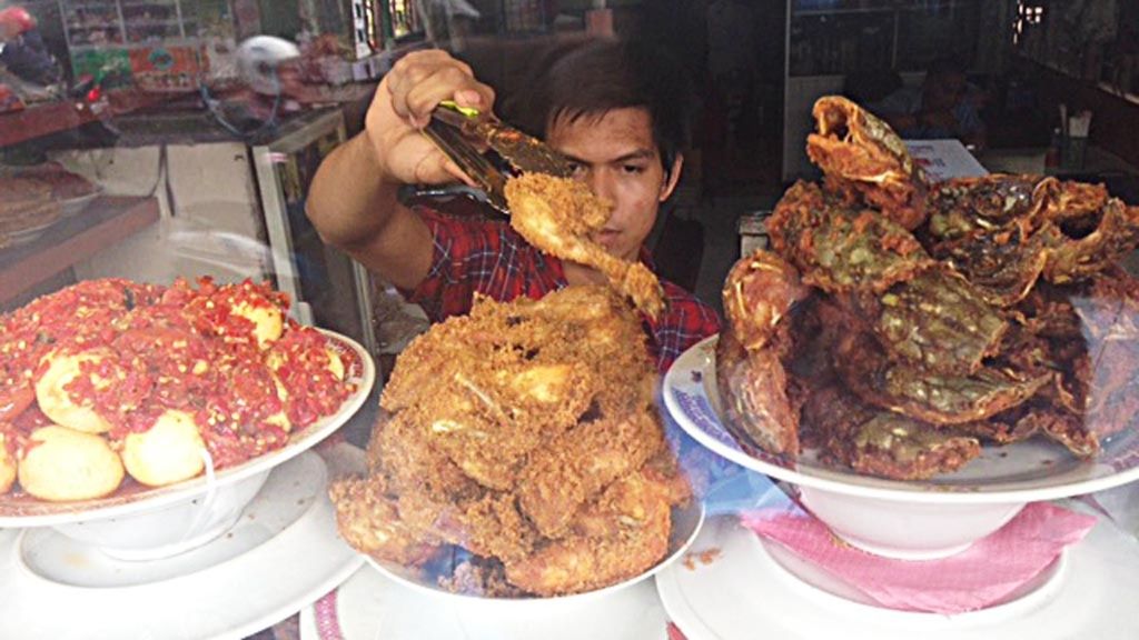 Pegawai sebuah warung makan di kawasan Rawa Belong, Jakarta, melayani pembeli, Senin (18/5/2017). Pola makan yang tidak sehat dapat menjadi salah satu penyebab penyakit mematikan, seperti jantung koroner dan stroke.