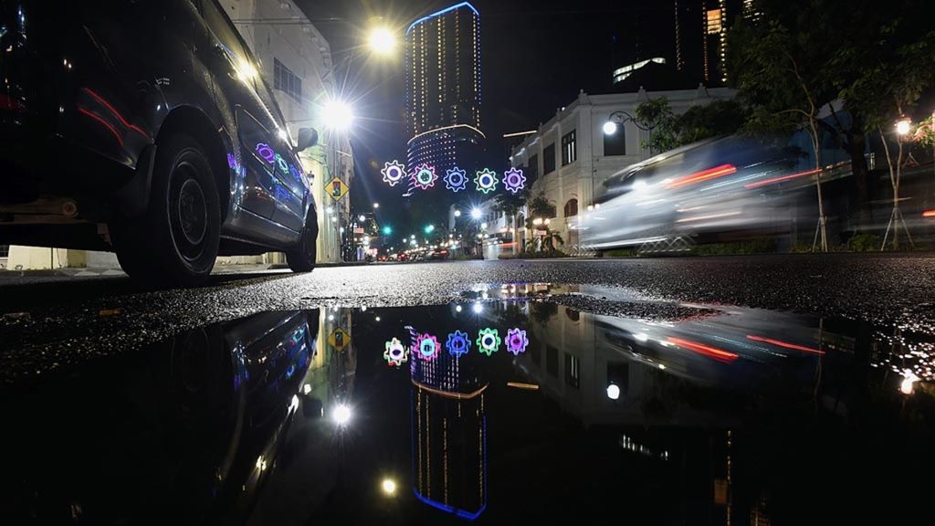 Jalan Tunjungan di malam hari, Surabaya, Kamis (31/1/2019). Bangunan tua serta lampu hias yang menjadi ciri khas jalan tersebut menjadi daya tarik bagi wistawan juga warga sebagai tempat berfoto.