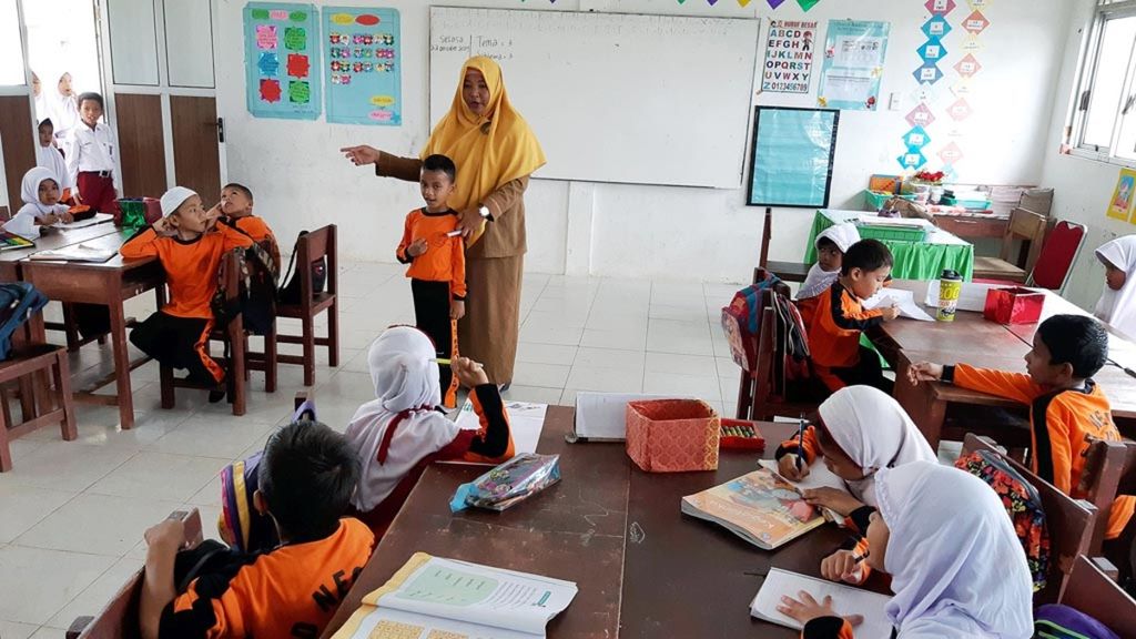 Maria Ulfa (31), guru honorer di SD Negeri 72 Banda Aceh, Aceh, mengajar siswanya. Maria menjadi guru honorer sejak 2018. Upah yang dia dapatkan sebagai guru honorer Rp 230.000 per bulan. Untuk memenuhi kebutuhan hidup, Maria juga menjadi buruh cuci pakaian.