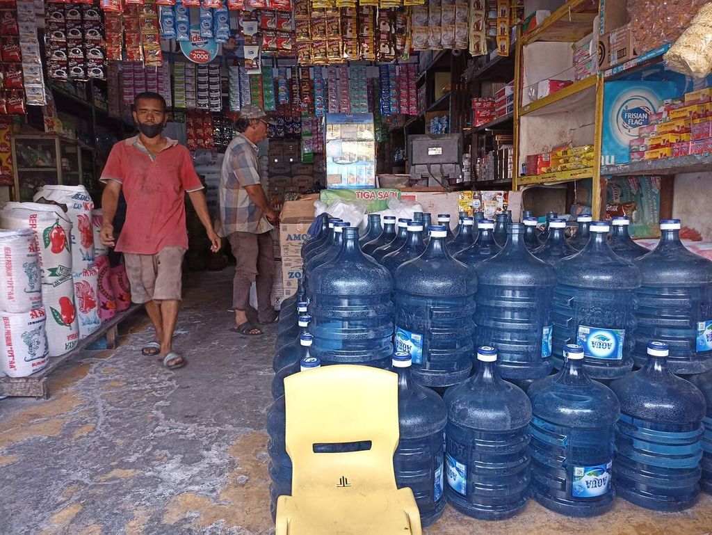 Air minum dalam kemasan galon dijual di sebuah toko di Medan, Sumatera Utara, Rabu (14/9/2022). Badan Pengawas Obat dan Makanan meminta produsen, distributor, hingga konsumen menghindari galon dari sinar matahari langsung dan benturan untuk menekan migrasi BPA dari kemasan ke air minum.