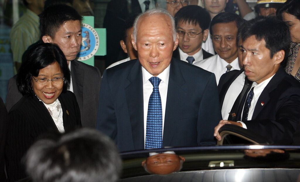 Lee Kuan Yew Besuk SoehartoMantan Perdana Menteri Singapura Lee Kuan Yew meninggalkan Rumah Sakit Pusat Pertamina, Jakarta seusai menjenguk Mantan Presiden Soeharto, Minggu (13/1/2008). 