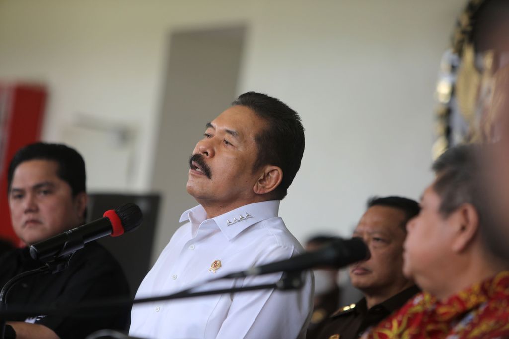 Jaksa Agung Sanitiar Burhanuddin (tengah) di Kantor Kejaksaan Agung, Jakarta, Senin (27/6/2022). 