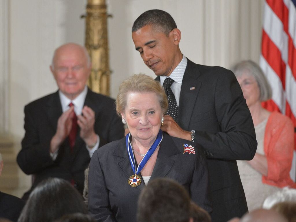 Dalam foto tanggal 29 Mei 2012 ini, Presiden AS Barack Obama menganugerahkan Medali Kepresidenan tentang Kebebasan kepada mantan Menlu AS Madeleine Albright di Gedung Putih, Washington DC, AS. 