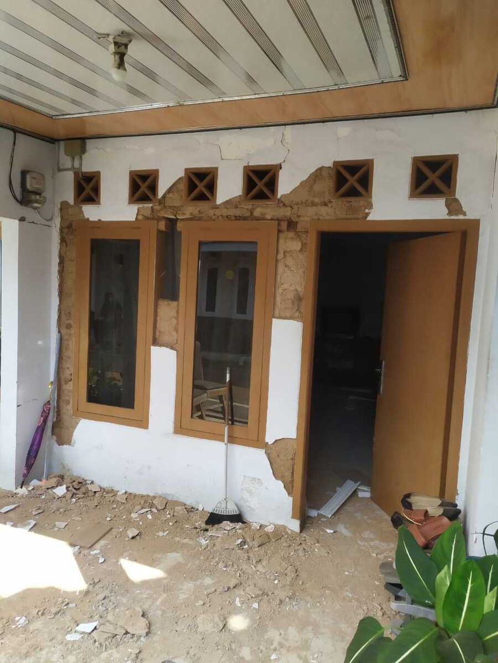 Kerusakan rumah warga di Warungkondang, Cianjur, Jawa Barat, Senin (21/11/2022), akibat gempa bumi. Hingga Senin sore, masih ada warga yang enggan kembali ke rumahnya karena cemas terjadi gempa susulan. 