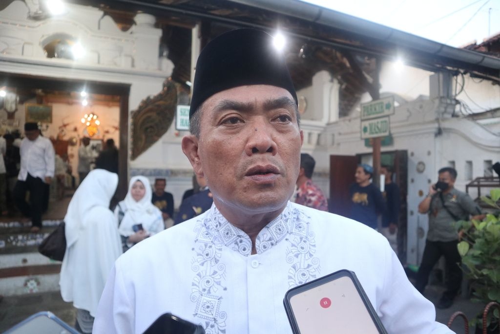 Wali Kota Cirebon Nashrudin Azis saat diwawancarai di Makam Sunan Gunung Jati, Kabupaten Cirebon, Jawa Barat, Jumat (30/7/2022).