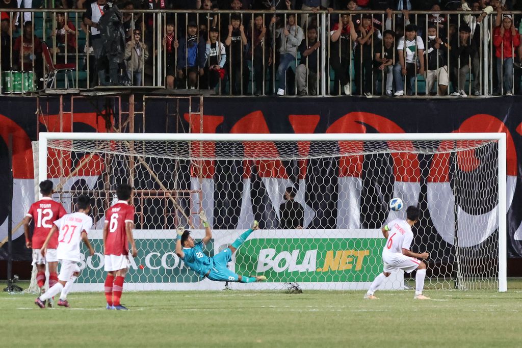 Kiper Tim Indonesia U-16 Andrika Fathir Rachman (kiri) gagal menyelamatkan gawang dari tendangan penalti Kapten Tim Vietnam U-16 Nguyen Cong Phuong dalam laga Piala AFF U-16 di Stadion Maguwoharjo, Sleman, DI Yogyakarta, Sabtu (6/8/2022). Indonesia menang 2-1 pada laga itu. 