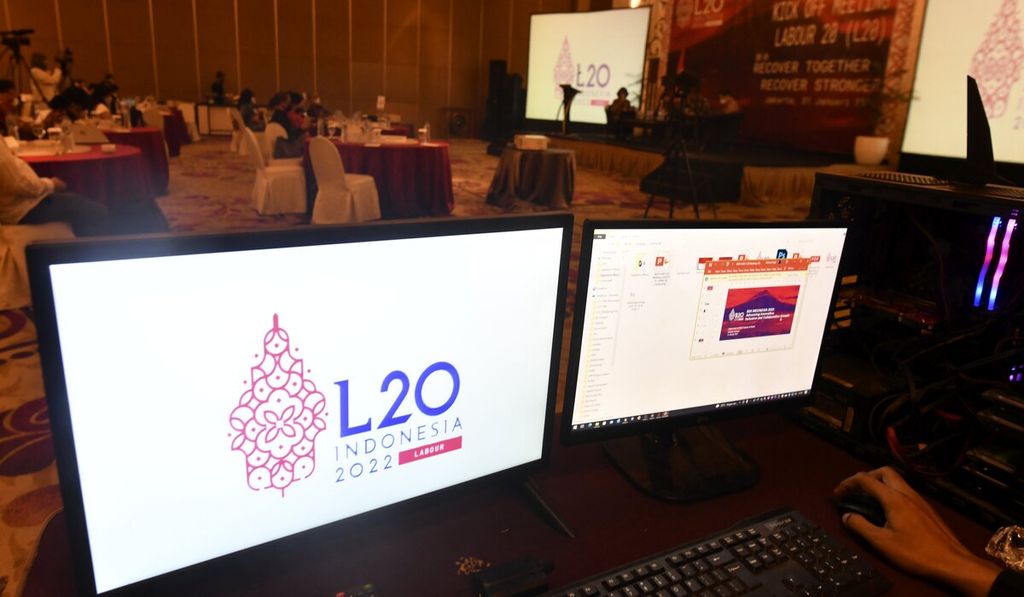 Logo Labour 20 (L-20) ditayangkan pada layar dalam pertemuan perdana L-20 untuk G-20 di Jakarta, Senin (31/1/2022).  