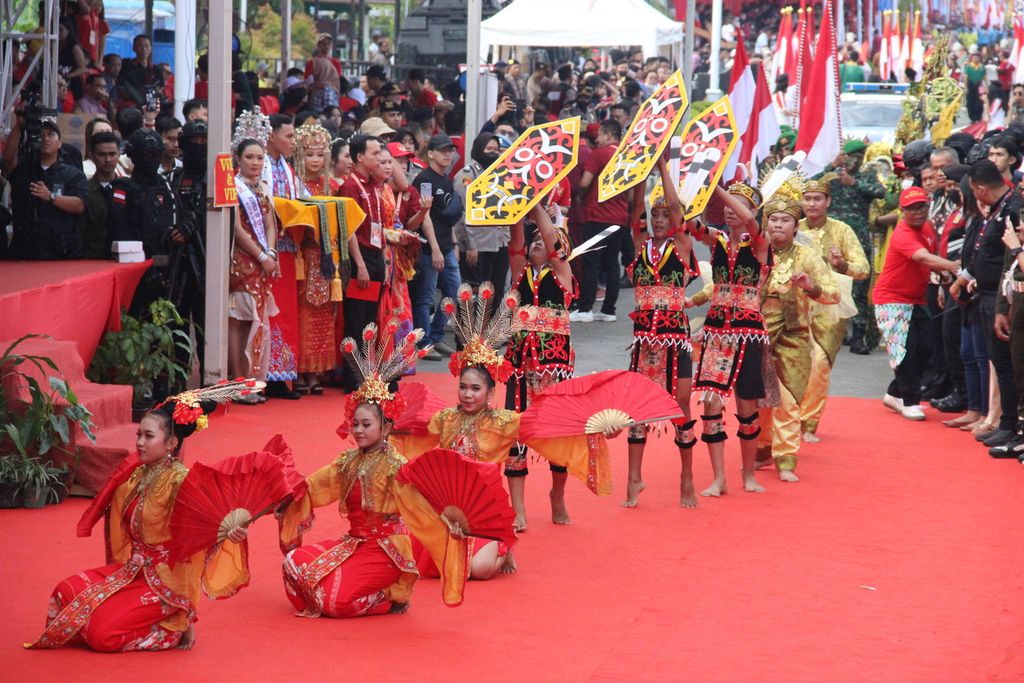 Multi-ethnic dance on stage during Cap Go Meh, Singkawang City, West Kalimantan, Sunday (5/2/2023).