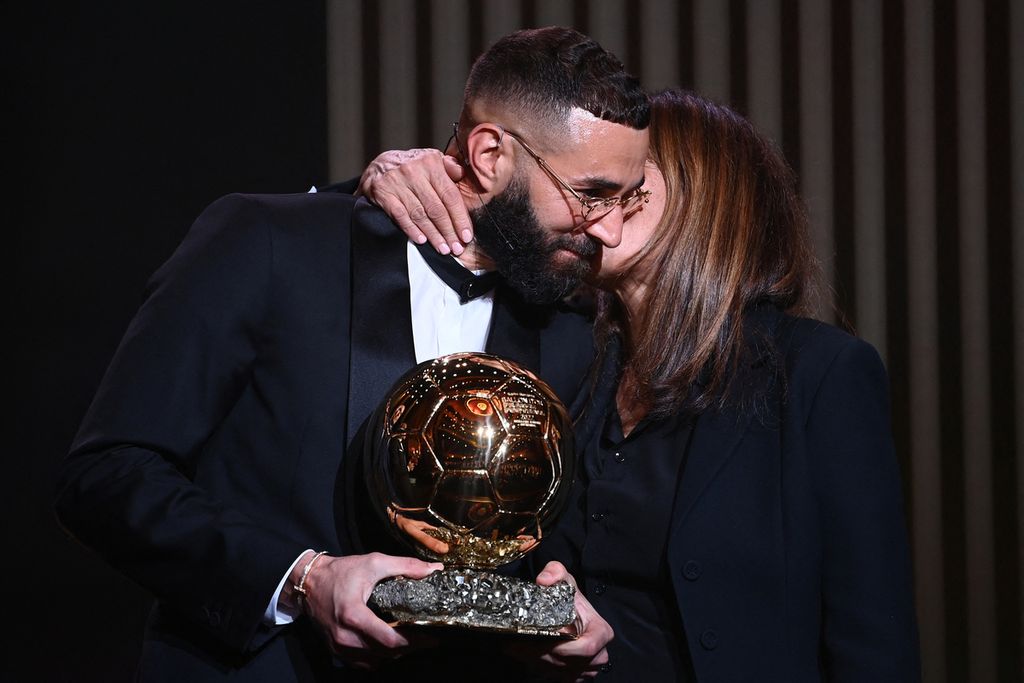 Karim Benzema menerima Ballon d'Or 2022 di sebelah ibunya. 