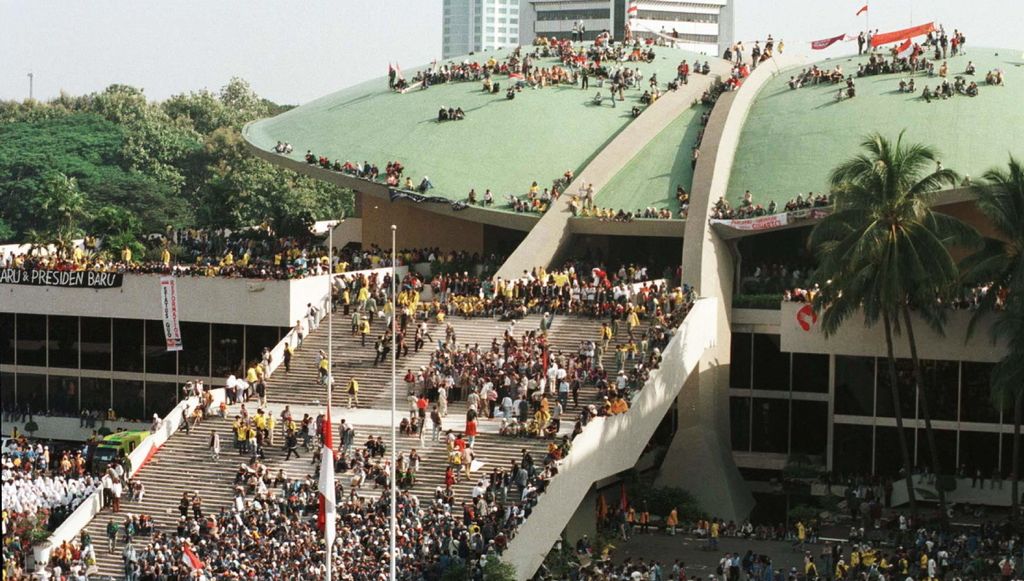Mahasiswa se-Jakarta-Bogor-Tangerang-Bekasi (Jabotabek) mendatangi Gedung MPR/DPR, Mei 1998, menuntut reformasi dan Presiden Soeharto mundur. 