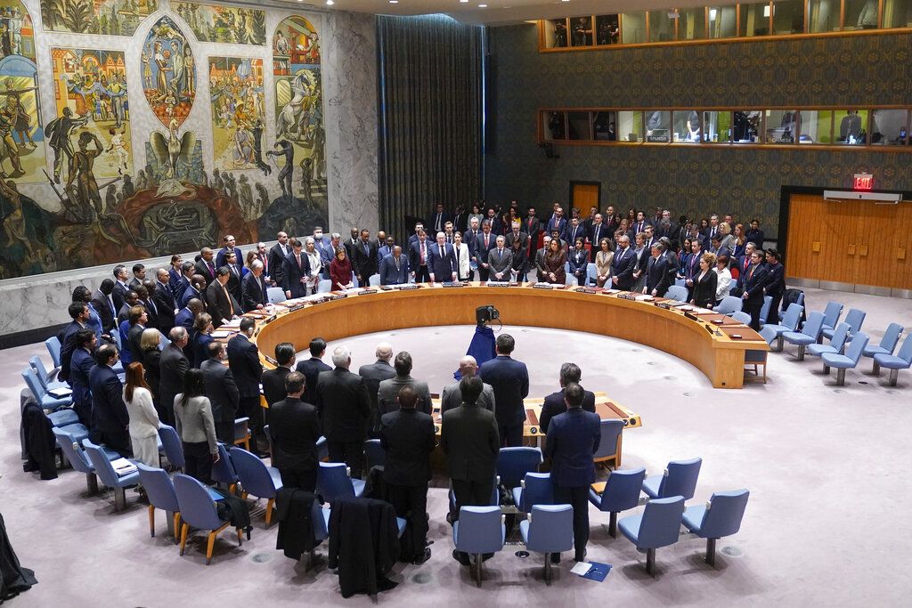 Peserta pertemuan Dewan Keamanan Perserikatan Bangsa-Bangsa berdiri untuk mengheningkan cipta, di Markas PBB, 24 Februari 2023. Para anggota tetap Dewan Keamanan PBB mencerminkan para pemenang dalam Perang Dunia II.  