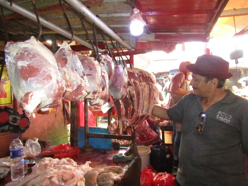 Pedagang daging sapi di Pasar Smep, Kota Bandar Lampung, sedang beraktivitas di lapaknya, 5 Juli 2022. Wabah penyakit mulut dan kuku tidak membuat harga daging sapi di Kota Bandar Lampung bergejolak karena Lampung punya kelebihan pasokan daging.