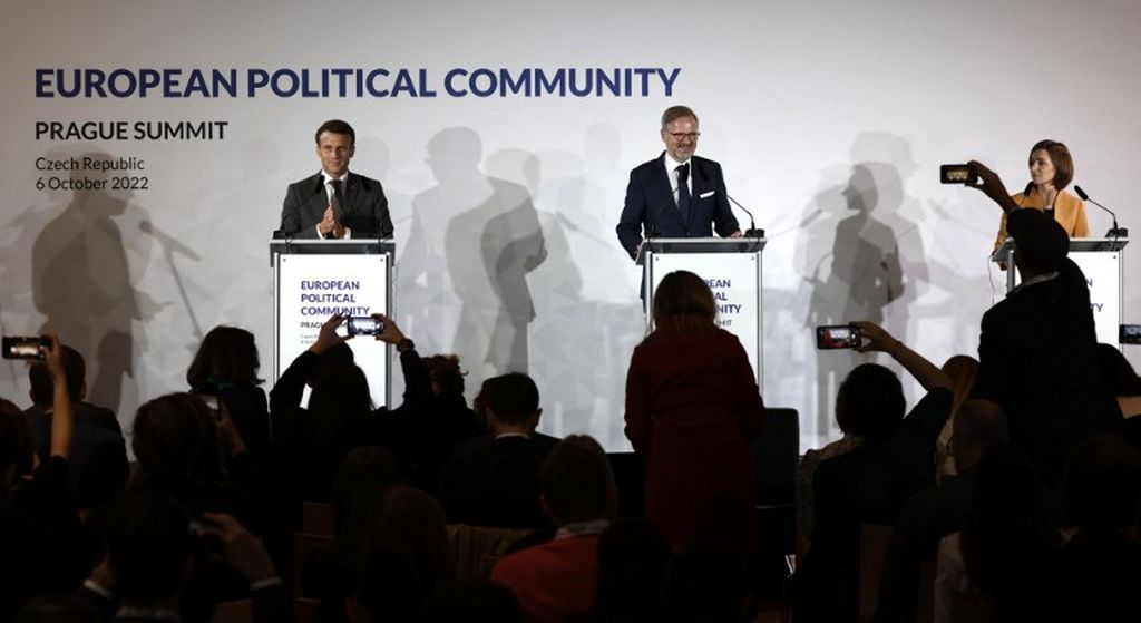Presiden Perancis Emmanuel Macron (kiri), Perdana Menteri Ceko Petr Fiala (tengah) selaku tuan rumah, dan Presiden Moldova Maia Sandu mengadakan konferensi pers selama KTT Komunitas Politik Eropa (EPC) di Praha pada 6 Oktober 2022. 